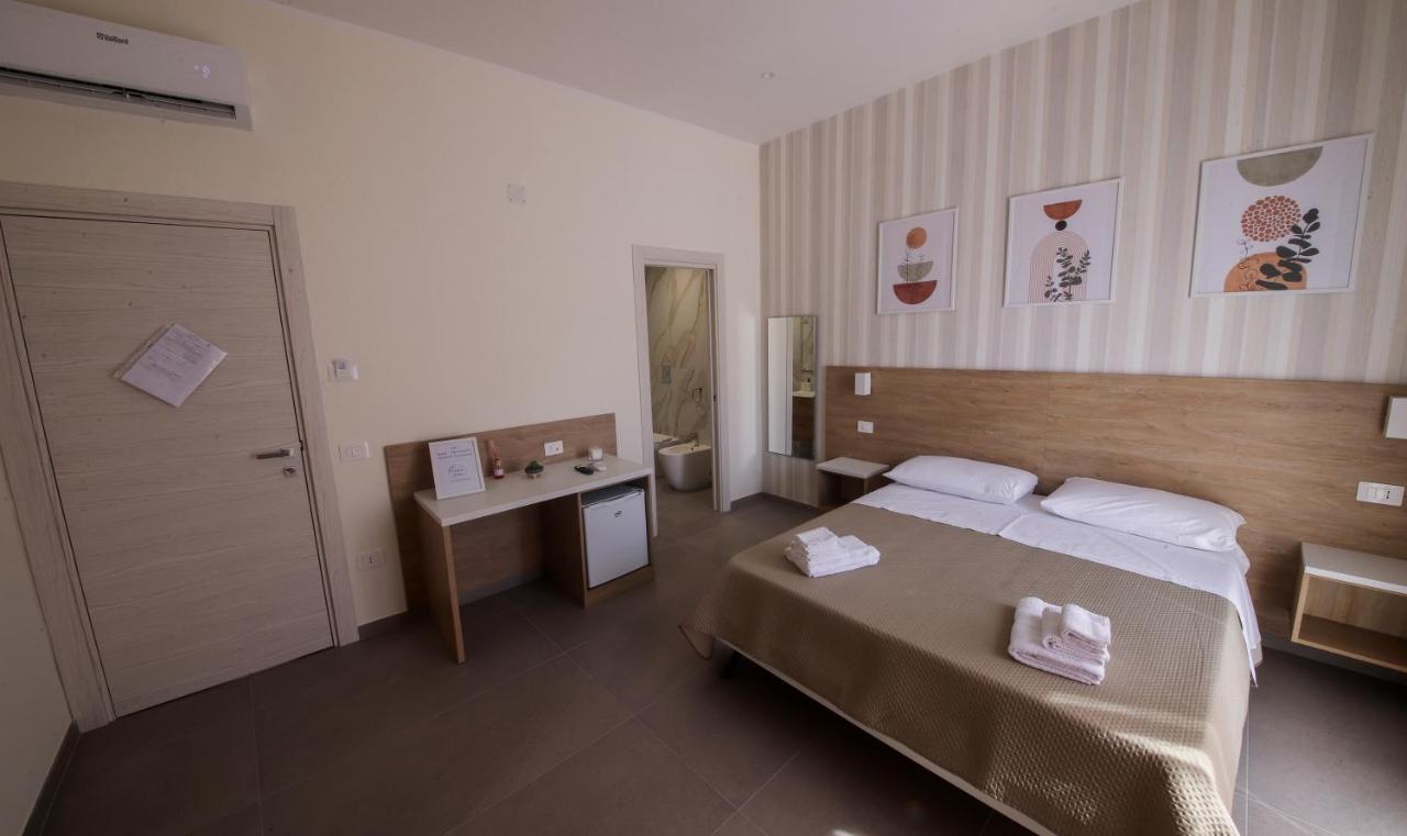 Camera Doppia con scrivania, frigobar e porta del bagno