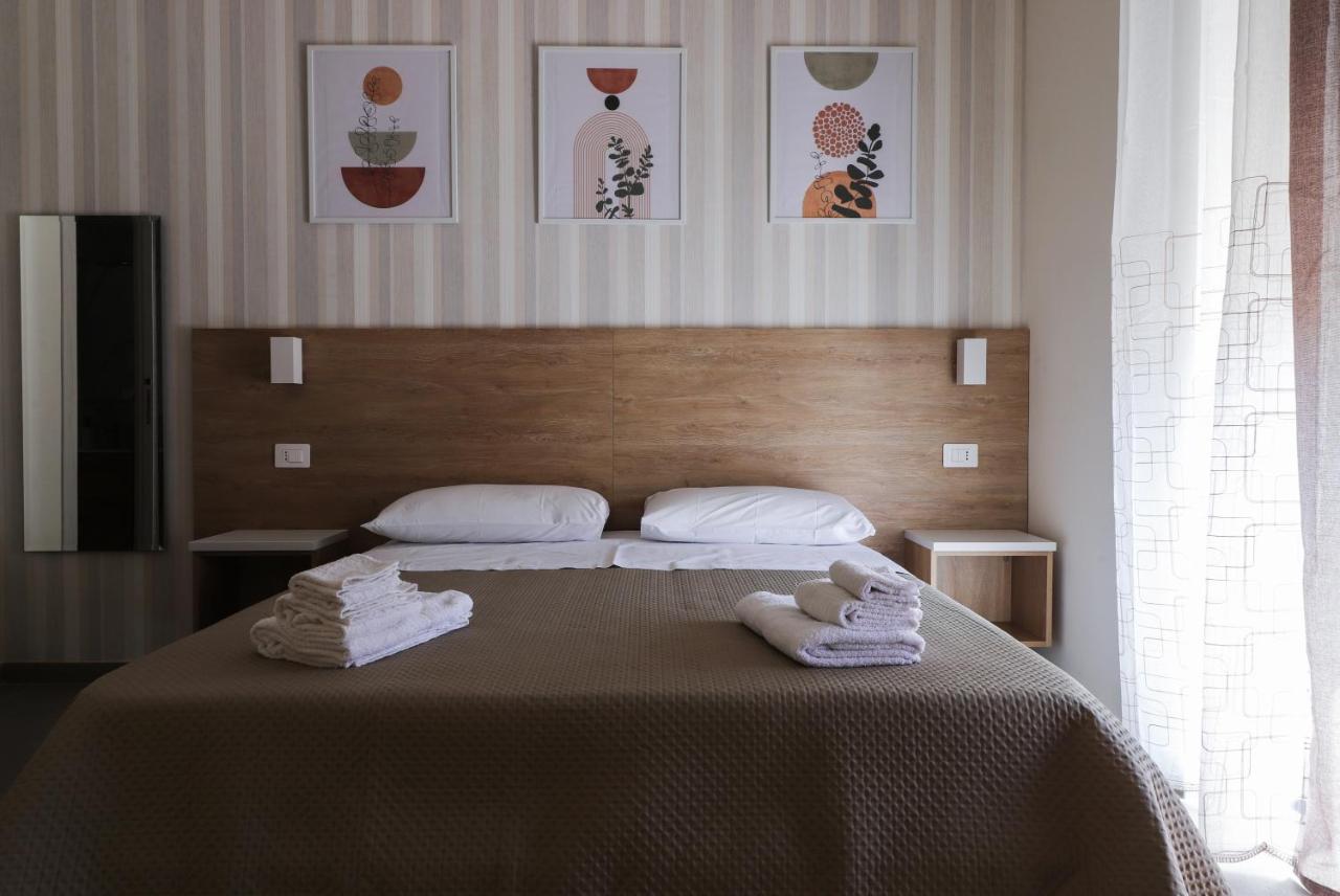 Letto matrimoniale e testiera in legno della Camera Doppia