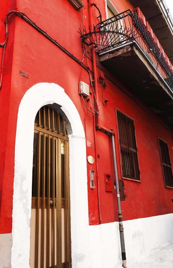 Il portone rosso della Dimora Savoia al civico 197