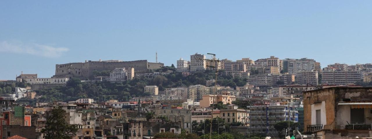 La vista sui tetti di Napoli fino a Castel Sant’Elmo, da Capodimonte